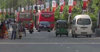 সড়কে বেড়েছে যান চলাচল, অফিসগামী লোকজনই বেশি