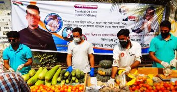 ভ্রাম্যমাণ ফ্রী সবজি বিতরণ কর্মসূচি চালু করলেন রাসেল