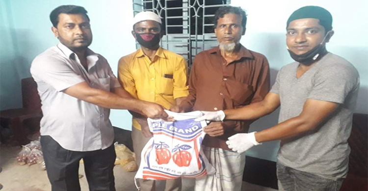 সোনাগাজীতে খাদ্য সামগ্রী বিতরণ করলেন যুবদল নেতা