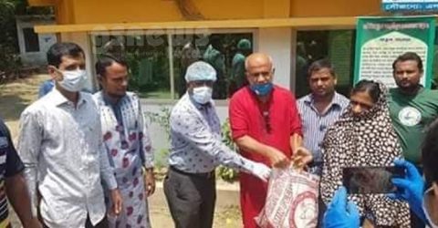 সোনাগাজীর চরডুব্বায় স্থানীয়দের অর্থায়নে ১০০ পরিবারের মাঝে খাদ্যসামগ্রী বিতরণ