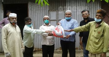 ফেনীতে সিএনজি শ্রমিক ইউনিয়নের পক্ষ থেকে দুইশতাধিক সিএনজি ড্রাইভারকে ত্রাণ সহায়তা