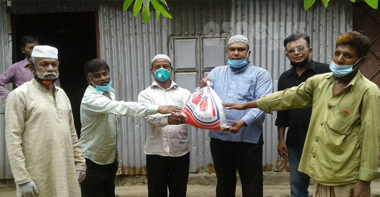 ফেনীতে সিএনজি শ্রমিক ইউনিয়নের পক্ষ থেকে দুইশতাধিক সিএনজি ড্রাইভারকে ত্রাণ সহায়তা