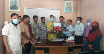 ছাগলনাইয়ায় ইউপি চেয়ারম্যানকে স্কুল কমিটির ফুলেল শুভেচ্ছা