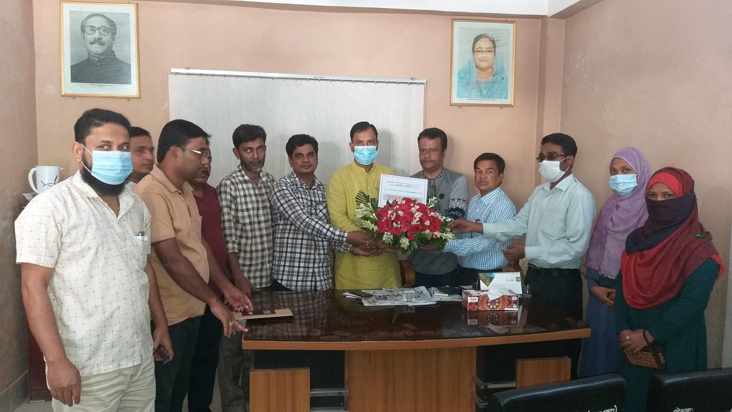 ছাগলনাইয়ায় ইউপি চেয়ারম্যানকে স্কুল কমিটির ফুলেল শুভেচ্ছা