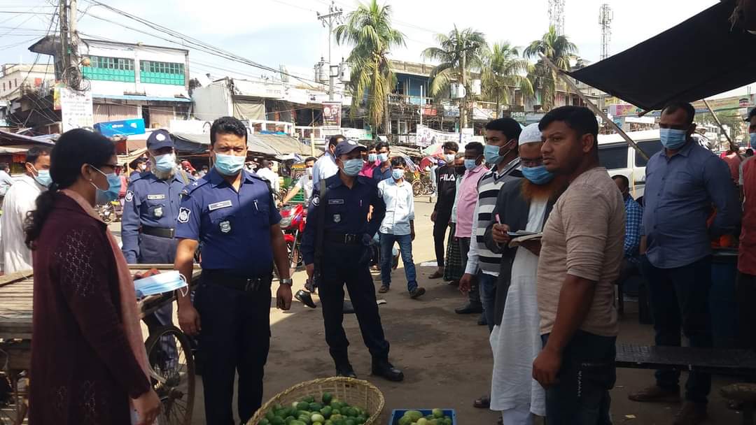 ছাগলনাইয়ায় মাস্ক বিতরণ করলেন ইউএনও