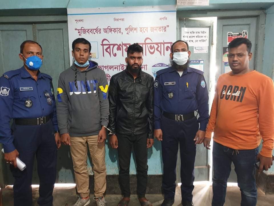 ছাগলনাইয়ায় পুলিশ পরিচয়ে মোটরসাইকেল আত্মসাৎ : দুই যুবক গ্রেফতার