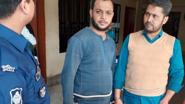 সাংবাদিককে ধরে কোমরে রশি বেঁধে আদালতে প্রেরণ
