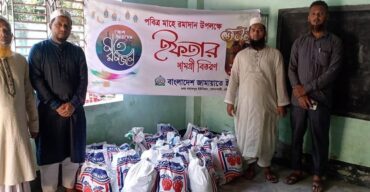 নবাবপুরে শতাধিক অসহায় পরিবারের মাঝে ইফতার সামগ্রী বিতরণ