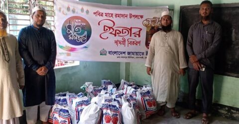 নবাবপুরে শতাধিক অসহায় পরিবারের মাঝে ইফতার সামগ্রী বিতরণ